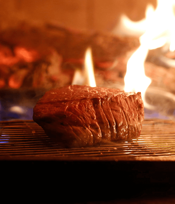 薪窯で焼き上げる神戸牛